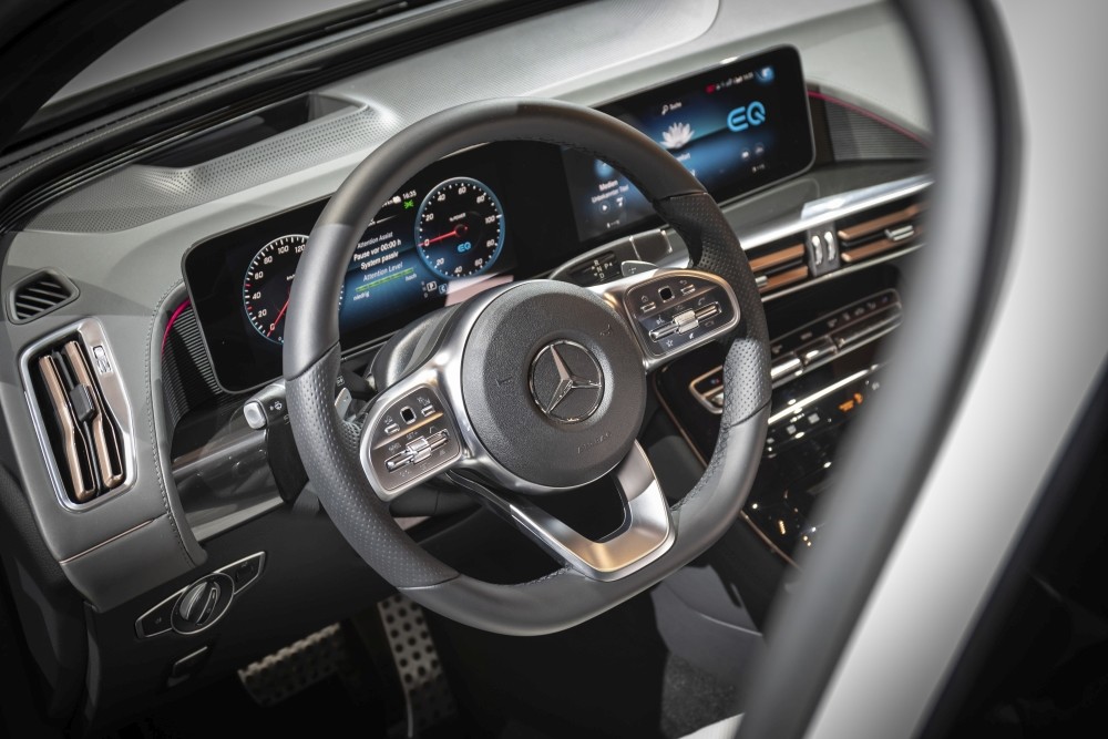 Elektryczny Mercedes EQC 400 - wnętrze